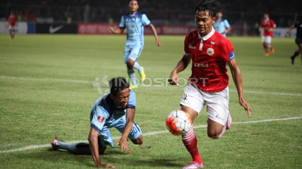 Pemain Persija Jakarta, Andik Rendika Rama (kanan) berduel dengan Pemain Persela Lamongan.